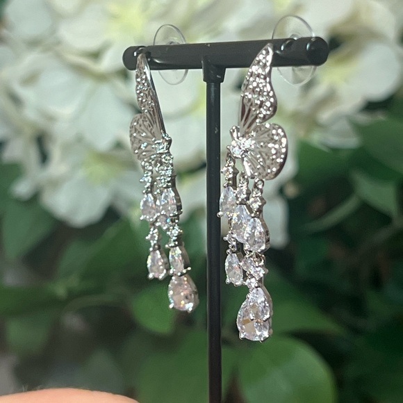 EYE CANDY LA • LUXE MONARCH BUTTERFLY • DROP EARRINGS - Picture 4 of 5
